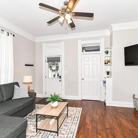 Cheerful 2-Bedroom Cottage In Downtown Noblesville